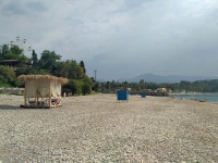 Пляж камешки, оборудован, есть 2 душа с пресной водой, зонты и кабинки для переодевания