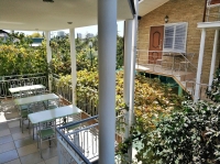 На всех этажах гостевого дома имеются балконы, где можно поужинать или приятно провести время.